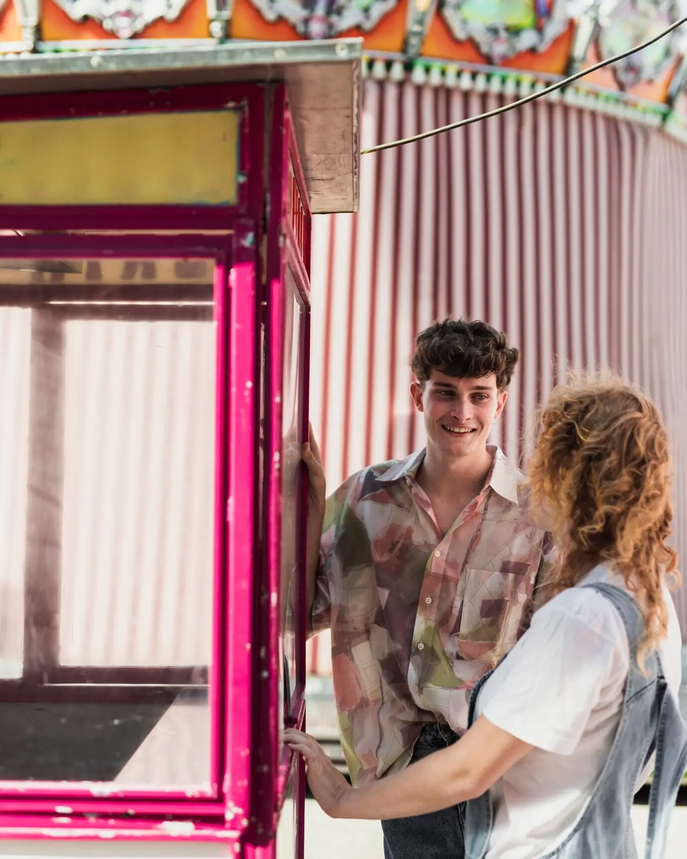 Mittlere Einstellung eines glücklichen Paares beim Karneval.