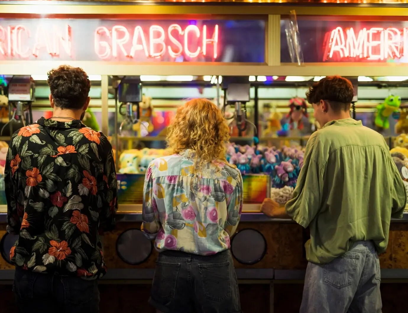 Rückansicht einer ausgelassenen Gruppe von Freunden.