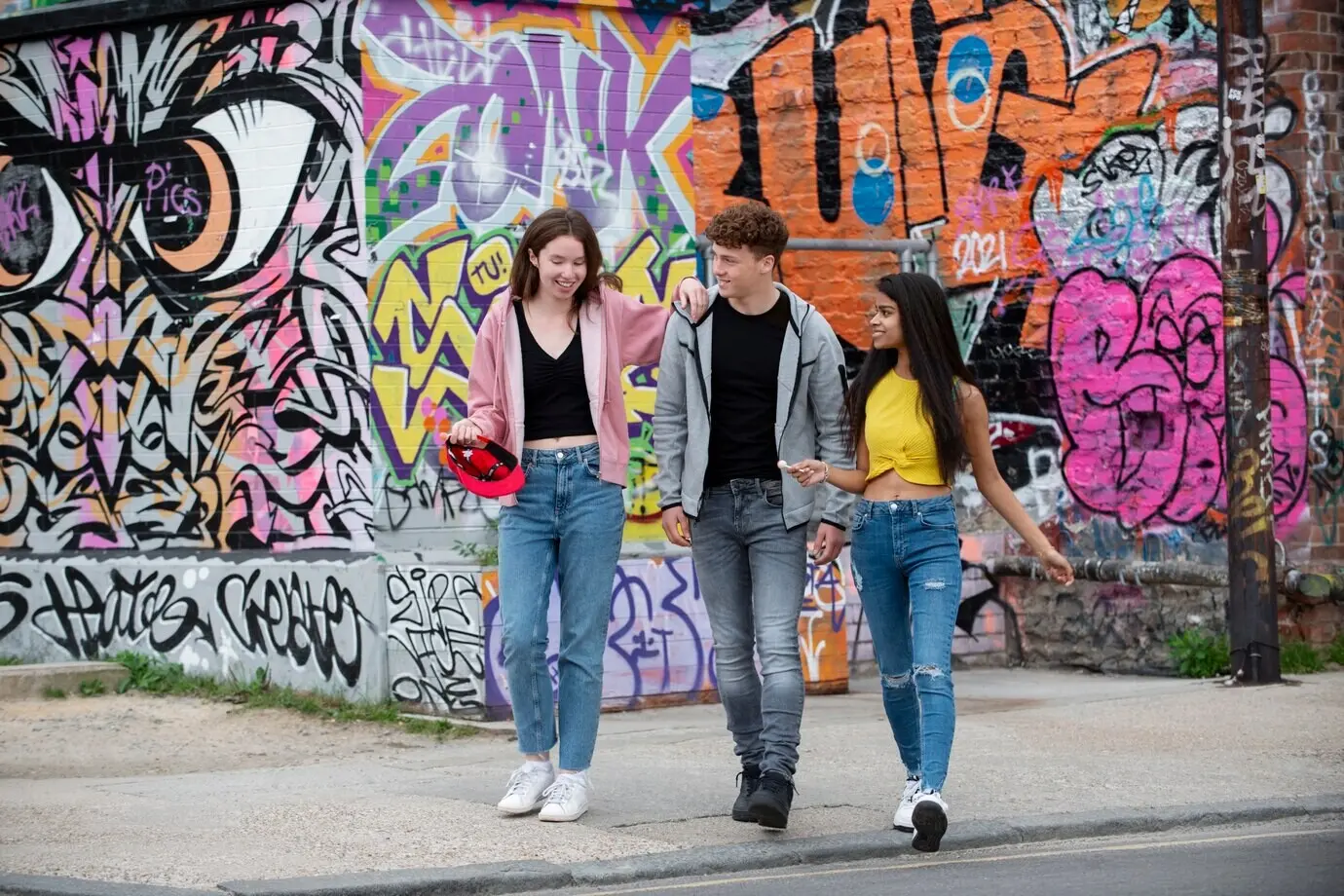 Ganzaufnahme von Teenagern, die gemeinsam gehen.