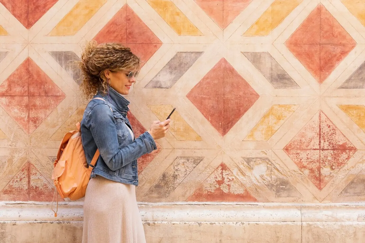 Halbnahe Aufnahme einer Frau, die ein Smartphone hält.