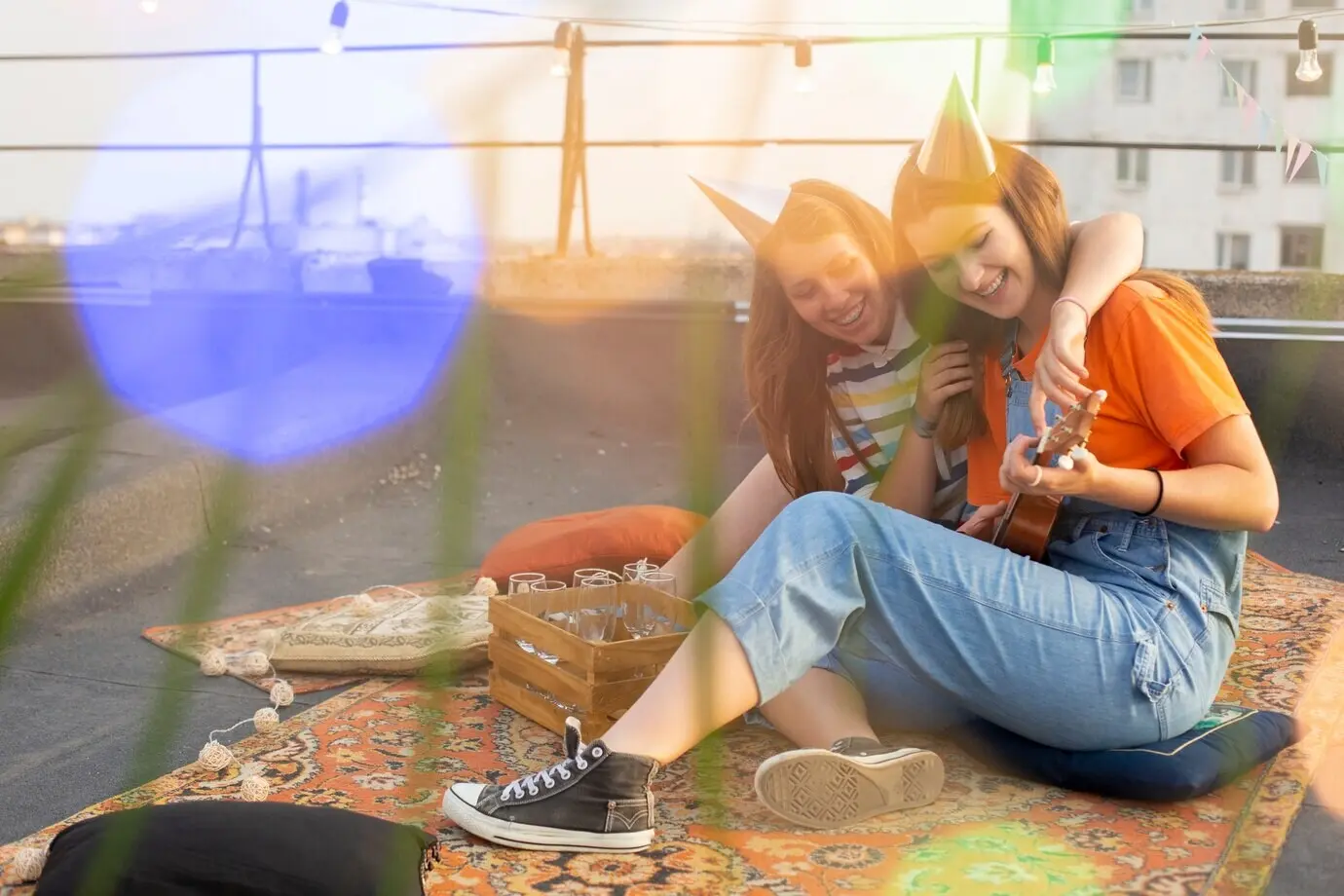 Ganzkörperaufnahme von lächelnden Frauen mit Musik